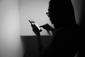 Autor fotografie je 和国 谢 na Unplash.com. Túto fotku sme vybrali preto, lebo dobre ilustruje typickú závislosť osôb s ADHD na mobiloch